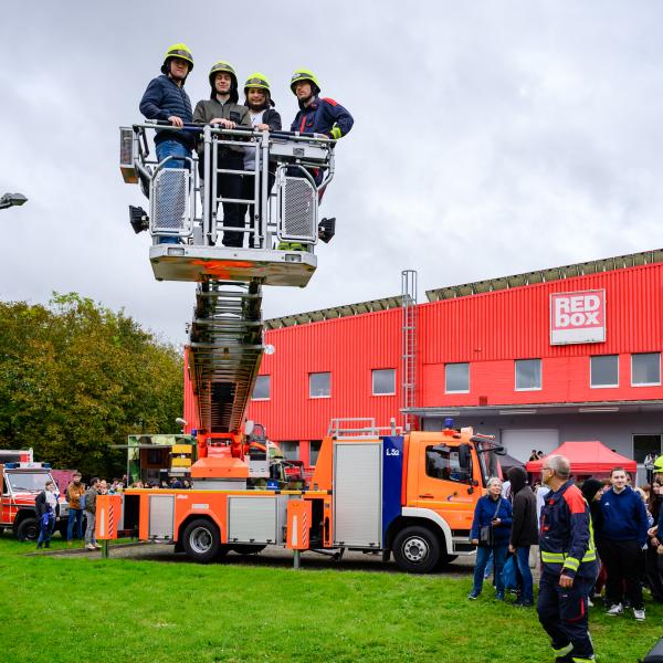 Schüler auf der Drehleiter auf dem Weg nach oben mit der Feuerwehr Mönchengladbach